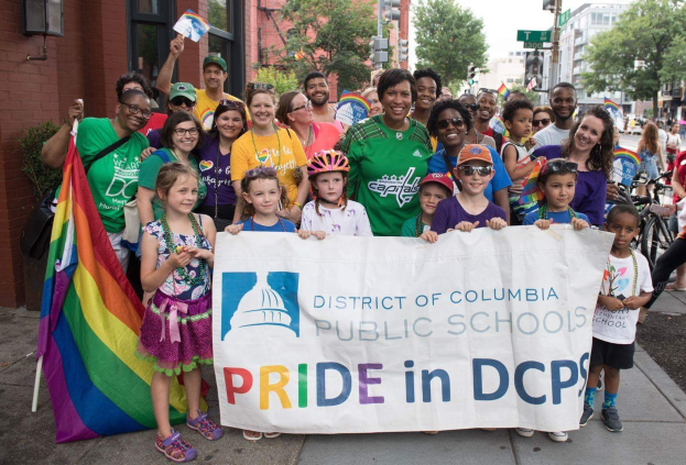 Gruppe von Menschen mit einem Banner "Stolz auf DCPS" im District of Columbia