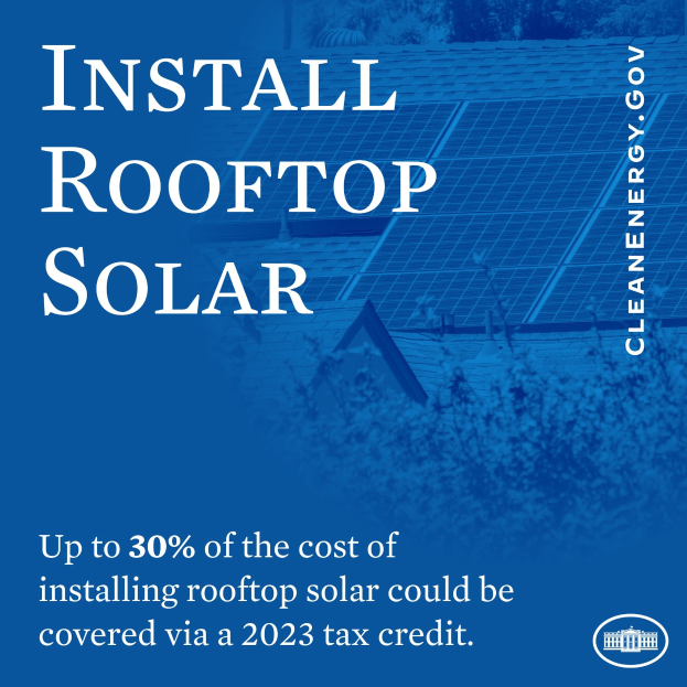 Plakat mit Text über einen Steuerkredit von bis zu 30 % für die Installation von Dachsolaranlagen im Jahr 2023, mit Bäumen und einem Gebäude mit Solarpaneelen im Hintergrund.