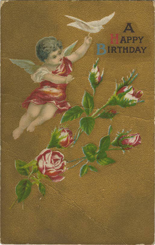 Altmodische Geburtstagskarte mit einem Amor in einem weißen Kleid mit Flügeln, der eine Taube und einen Strauß voller roter Rosen mit grünen Blättern hält, begleitet von Geburtstagswünschen.