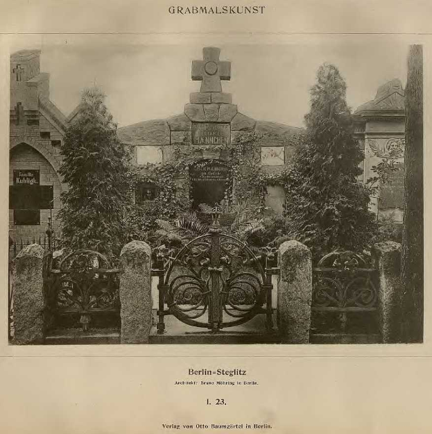 Schwarzes und weißes Foto eines Berliner Friedhofs mit einem Tor, einer Wand, Bäumen und einem Gebäude im Hintergrund, mit Text unten: "Grammalskunst, Berlin-Steglitz, Architekt, Bruue Morning in Berlin."