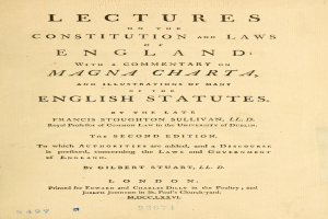 Ein offenes altes Buch mit dem Titel "Vorträge über die Verfassung und Gesetze Englands mit einem Kommentar zur Magna Charta und Illustrationen vieler englischer Gesetze" zeigt eine Seite mit schwarzer Tinte.
