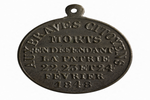 Bronzene Medaille mit der Inschrift "Braves City Morts" vor einem weißen Hintergrund.