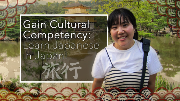 Eine Frau lächelt vor einer friedlichen Landschaft mit Wasser, Grünfläche, einem Gebäude und einem klaren blauen Himmel, mit dem Text 'Kulturelle Kompetenz erwerben: Japanisch in Japan lernen.'