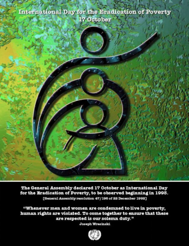 Ein Plakat mit einem hellblauen Hintergrund und weißem Rand, das ein Logo einer Hand zeigt, die von einem Lorbeerkranz umgeben ist, sowie den Text "Internationaler Tag" in fetter weißer Schrift.