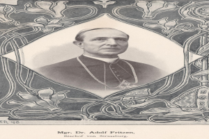 Schwarzes und weißes Foto von Dr. Adolf Fritzen, Bischof von Strassburg, in Priesterkleidung, mit Text unten.