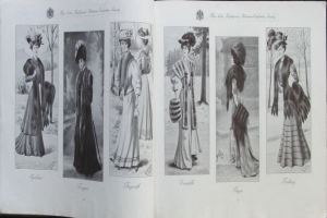 Ein aufgeschlagenes Buch mit dem Titel "The Illustrated London News" zeigt Bilder von Frauen in verschiedenen Kleidern und Hüten, begleitet von Text, vor einem dunklen Hintergrund.