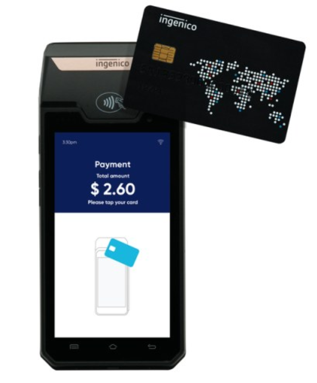 Mobiltelefon neben einer Kreditkarte, das eine Ingenico-Mobilzahlung darstellt.