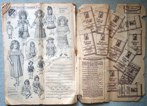 Ein aufgeschlagenes Buch mit Bildern von Kindern und Puppen auf einem blauen Untergrund, das einen Blick in die Vergangenheit gewährt.