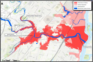 Eine Karte von New York City mit einem roten und blauen Farbschema, das die vorgeschlagenen Hochrisikogebiete anzeigt, einschließlich Textdetails über das Hochrisiko, betroffene Gewässertypen, Bevölkerungsauswirkung und Projektdauer.