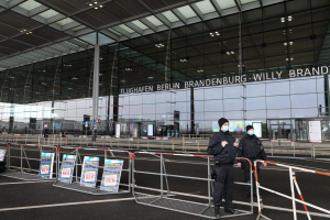 POL-D: Altstadt/Zentrum - Mann im Polizei-T-Shirt beleidigt Polizeibeamte - Mehrere Anklagepunkte