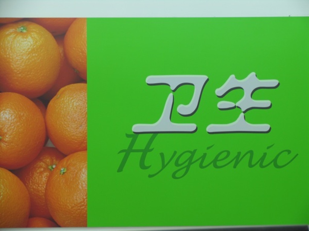 Ein Foto von Orangen mit zwei Wörtern auf einem darunter liegenden Papier.