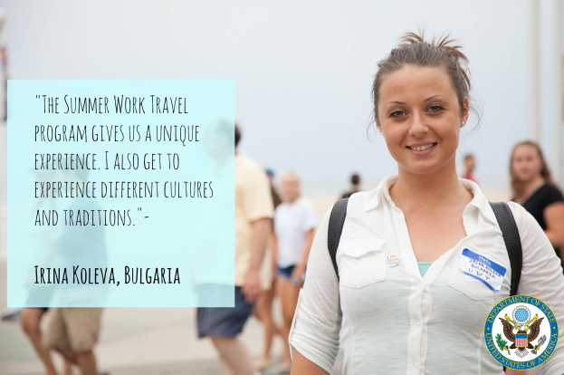 Eine Frau mit einer Tasche lächelt umgeben von einer Gruppe von Menschen, die geht, mit Text auf der linken Seite, der über ein Sommerarbeitprogramm berichtet.