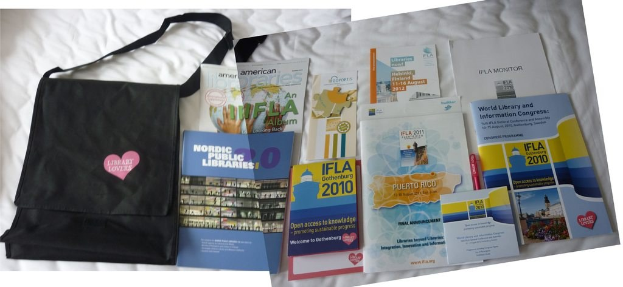 Eine Tasche mit der Aufschrift "Bibliotheksliebhaber" auf einem Bett neben mehreren Büchern.