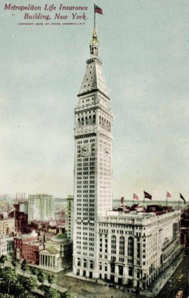Schwarz-weiß-Postkarte des Metropolitan Life Insurance Building in New York City mit einer belebten Straßenansicht darunter.