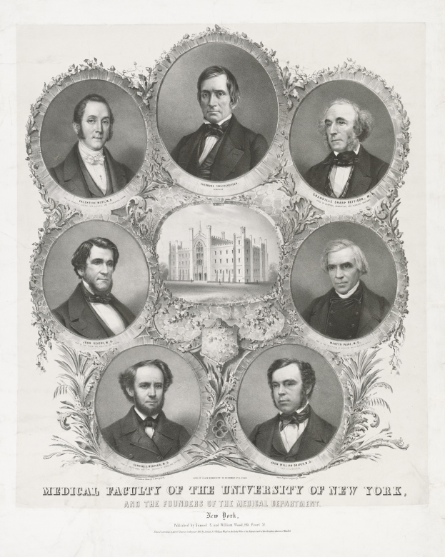 Schwarzes und weißes Foto von formell gekleideten Männern, die vor einem Gebäude stehen, mit Text unten, der "Medizinische Fakultät der Universität New York und die Gründer des Medizinischen Departments" lautet.
