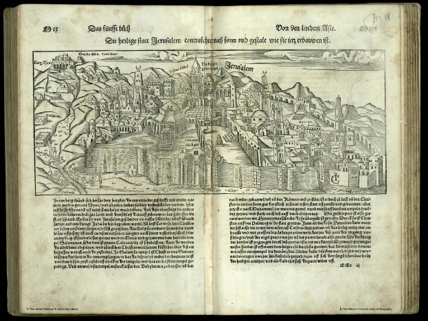 Offenes Buch mit einer Stadtillustration auf seinen Seiten, aus der Jüdischen Nationalbibliothek, vor einem schwarzen Hintergrund, enthaltend Text und Bilder.