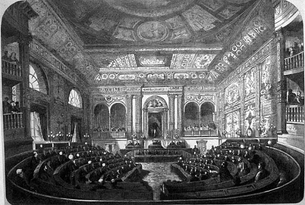 Schwarzes und wei├čes Zeichnung eines gro├čen Auditoriums mit Menschen in Sitzreihen, die in eine Diskussion vertieft sind, und W├Ąnden mit detaillierten Entwürfen.