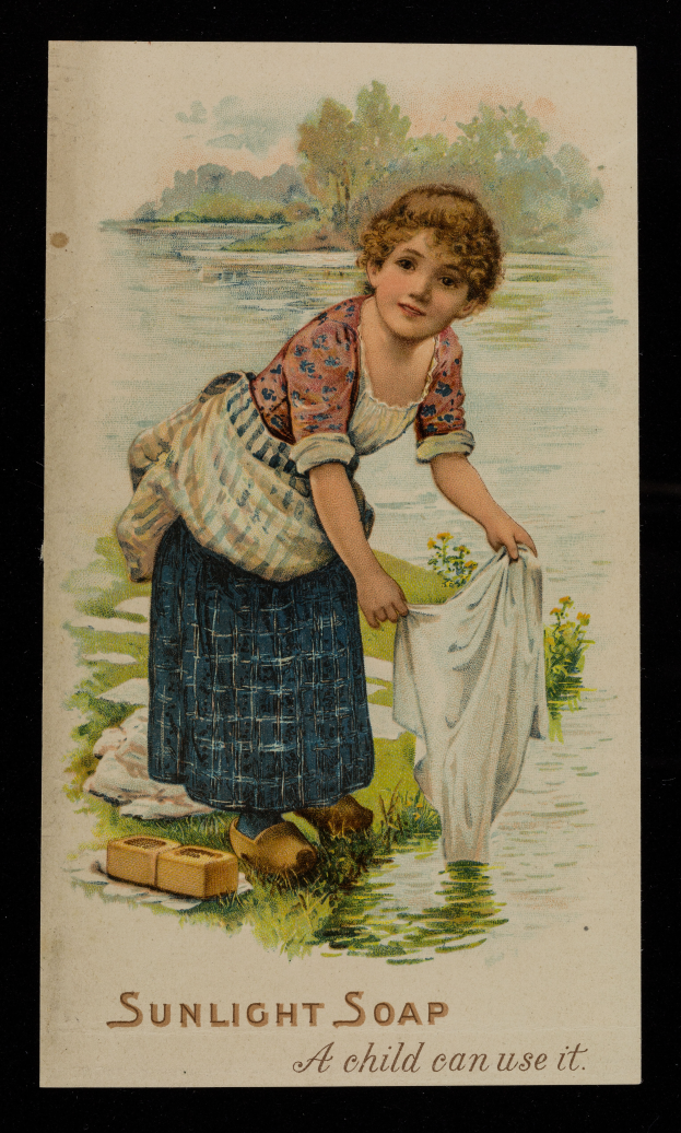 Ein junges Mädchen steht in flachem Wasser, hält einen Lappen und ist von üppiger Vegetation unter einem hellblauen Himmel umgeben, mit dem Text "Sonnenlicht-Seife - Ein Kind kann sie verwenden" unten.