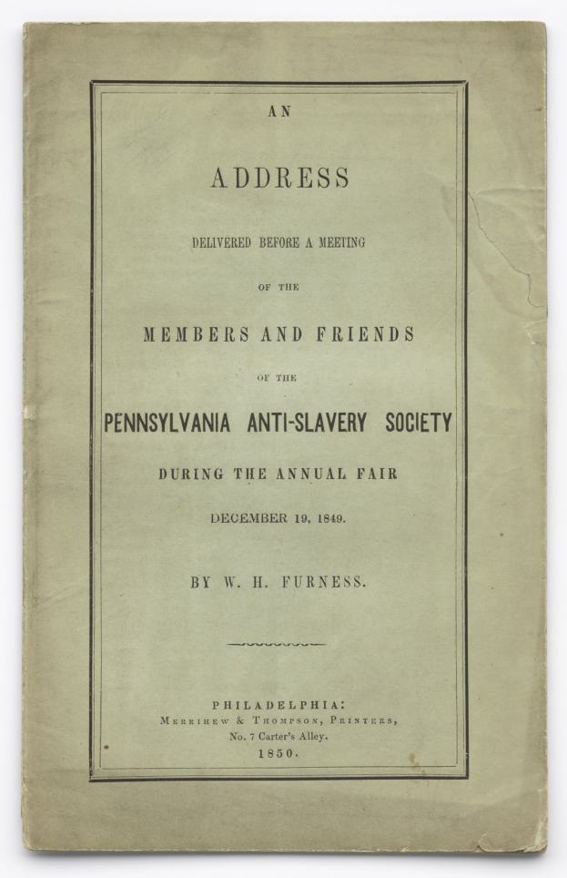 Offenes Buch mit dem Titel "Eine Ansprache vor einer Versammlung der Mitglieder und Freunde der Pennsylvania Anti-Slavery Society während der jährlichen Messe", das eine Seite mit gedrucktem schwarzem Text zeigt.