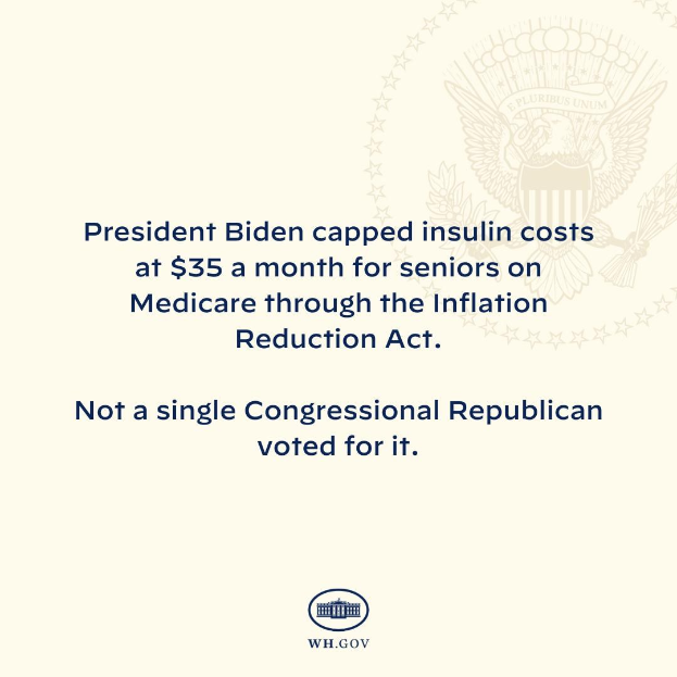 Ein Plakat mit Logo und Text, der 'Präsident Biden beschränkt die Insulin-Kosten auf 35 Dollar im Monat für Senioren mit Medicare durch das Gesetz zur Dämpfung der Inflation'.