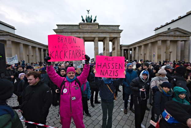 Gruppe demonstriert vor dem Brandenburger Tor in Berlin gegen die Anti-Nazis-Bewegung der deutschen Regierung.