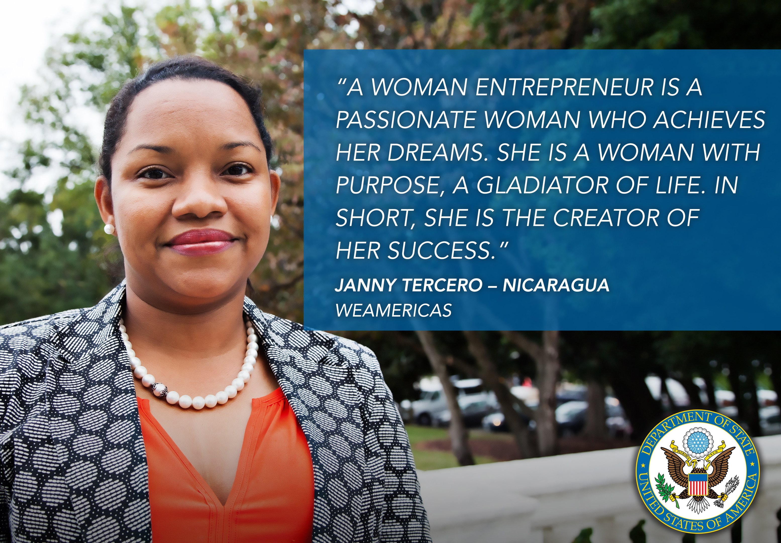 Eine Frau-Unternehmerin in einem schwarzen und weißen Jackett und einem orangen Kleid steht vor einem Hintergrund aus Bäumen, Fahrzeugen und dem Himmel, mit einem Logo und Text auf der rechten Seite.