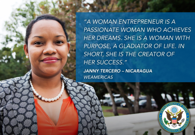 Eine Frau-Unternehmerin in einem schwarzen und weißen Jackett und einem orangen Kleid steht vor einem Hintergrund aus Bäumen, Fahrzeugen und dem Himmel, mit einem Logo und Text auf der rechten Seite.