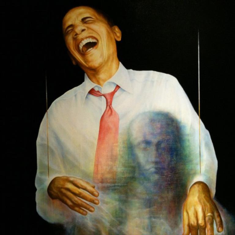 Ein Gemälde einer lachenden Person, mit einem weiteren Gemälde einer Person im Hintergrund, vor einem dunklen Hintergrund.