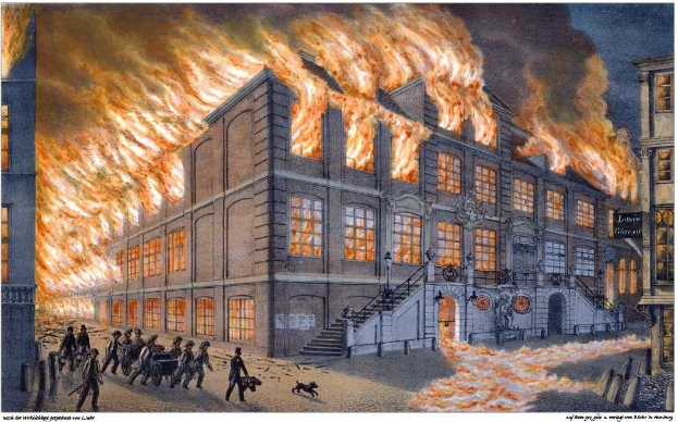 Großes Gebäude steht in Flammen, Menschen gehen drum herum, Fenster und Treppe mit Geländer sichtbar, Text unten.