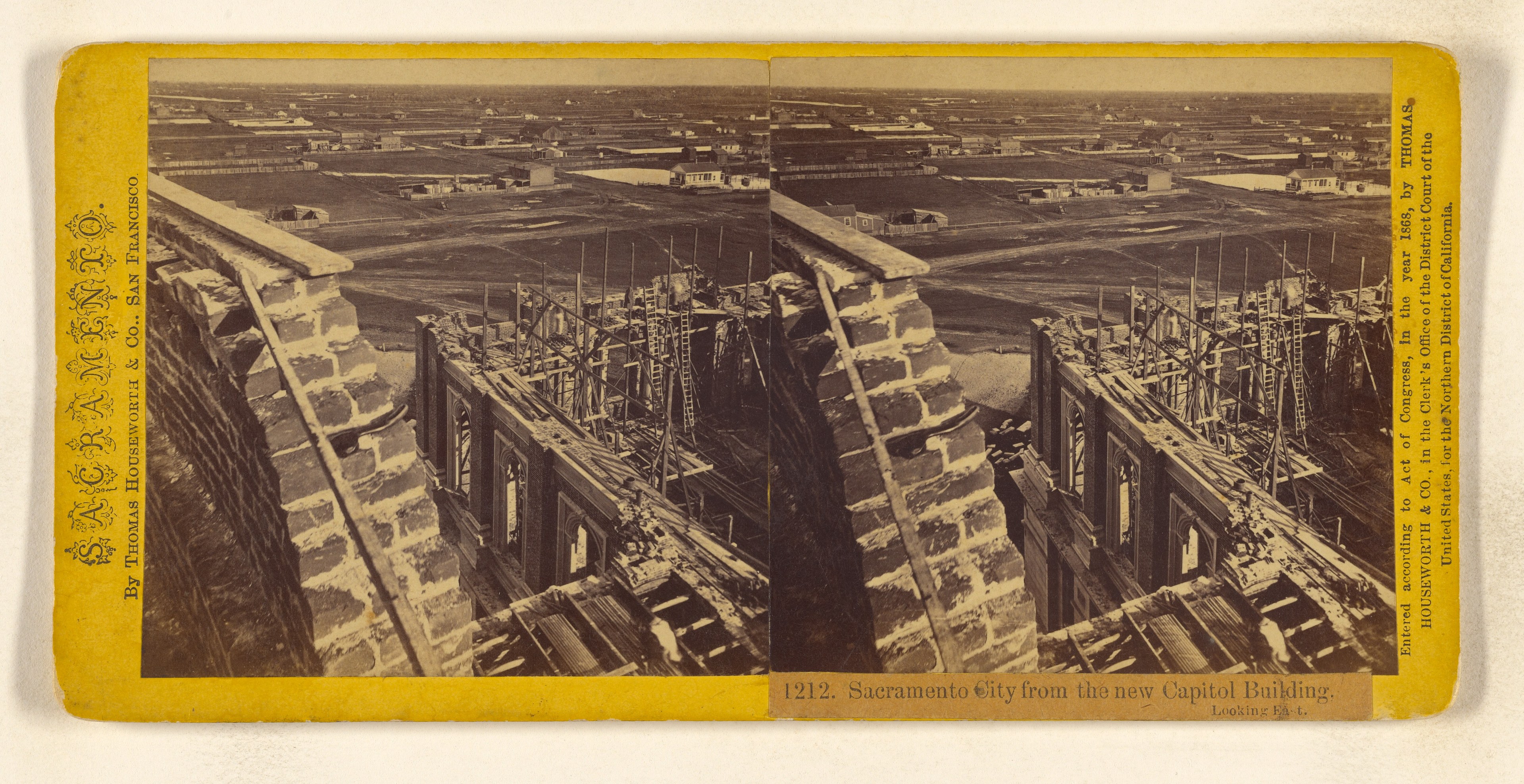 Schwarz-weiß-Foto eines im Bau befindlichen Gebäudes auf einer weißen Oberfläche mit verstreuten Werkzeugen und Materialien, begleitet von einer Collage aus zwei Bildern und Text.