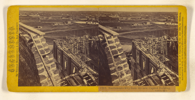 Schwarz-weiß-Foto eines im Bau befindlichen Gebäudes auf einer weißen Oberfläche mit verstreuten Werkzeugen und Materialien, begleitet von einer Collage aus zwei Bildern und Text.