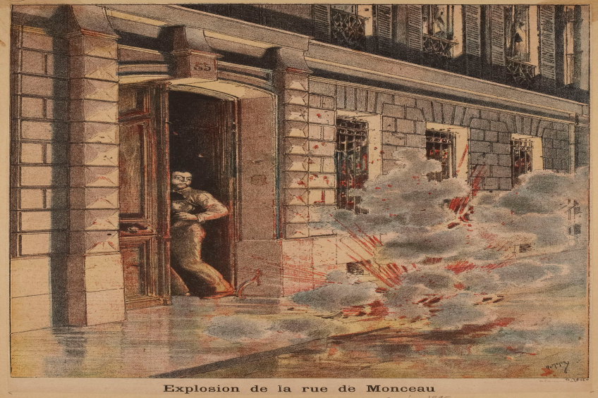 Ein Mann steht in der Tür eines Gebäudes, aus dem Rauch austritt, und unten steht der Text "explosion de la rue de monceau".