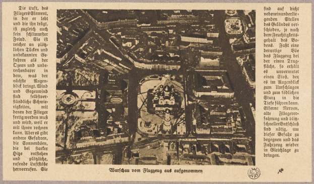 Schwarze und weiße Stadtkarte mit Straßen, Gebäuden und Sehenswürdigkeiten, begleitet von beschreibendem Text.