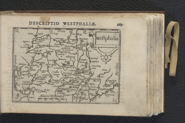 Offenes Buch mit detaillierter Westfalen-Karte auf schwarzem Hintergrund.