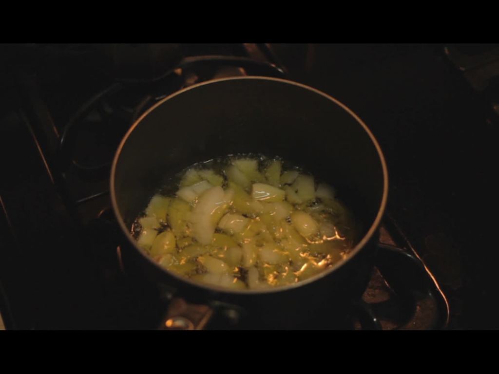 Ein Herd mit einem Topf darauf.