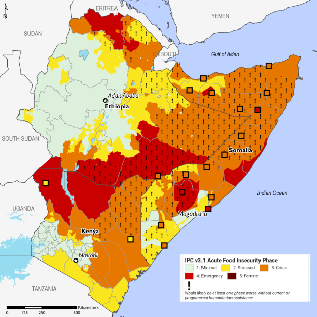 Eine Karte von Afrika mit farblich kodierten Ländern, die verschiedene Prozentsätze der Nahrungsmittelunsicherheit darstellen, begleitet von Texten, die die Schwere der Nahrungsmittelunsicherheit in jedem Gebiet beschreiben.