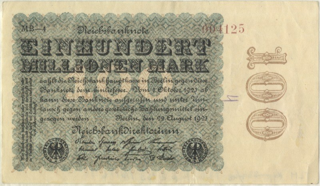 Deutsche 1923-Banknote mit "Einhundert Millionen Mark" darauf gedruckt.