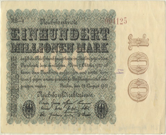 Deutsche 1923-Banknote mit "Einhundert Millionen Mark" darauf gedruckt.