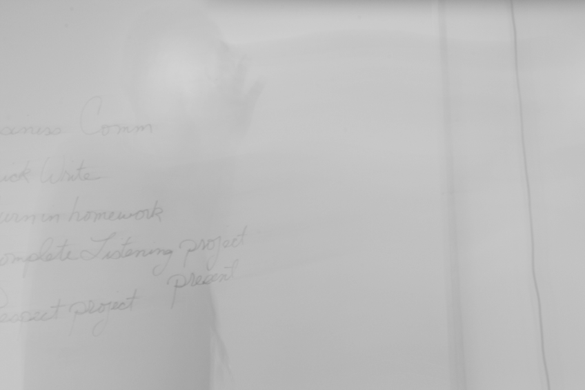 Ein Blatt Papier mit einer Schrift darauf.