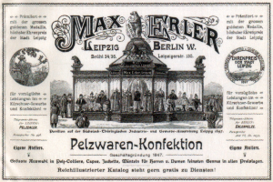 Schwarze und weiße Werbeplakat für Max Erler Leipzig in Berlin, Deutschland, das eine Gruppe von Menschen vor einem Gebäude zeigt, mit Text, der ein Ereignis ankündigt.