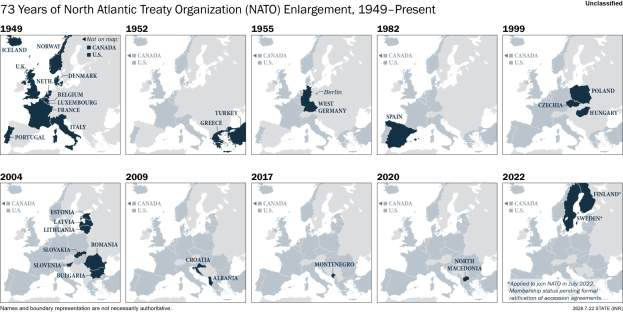Karte veranschaulicht die Erweiterung der NATO von 1949 bis heute, wobei die Regionen farbcodiert sind, um die Jahre der Mitgliedschaftsausweitung anzuzeigen.