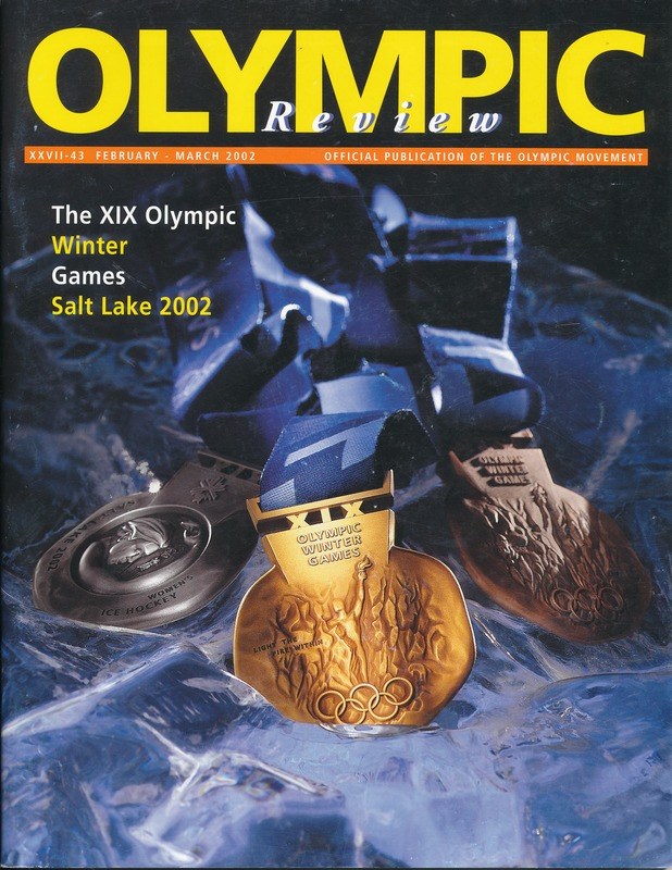 Titelbild des *Olympischen Review Magazins* mit mehreren Medaillen in verschiedenen Größen und Farben