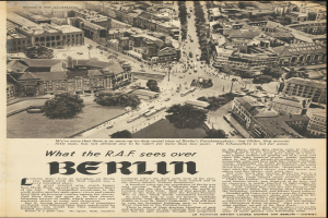 Schwarz-weißes Foto einer alten Zeitung mit einer Stadtansicht, die Gebäude, Bäume und Fahrzeuge zeigt, sowie Text.