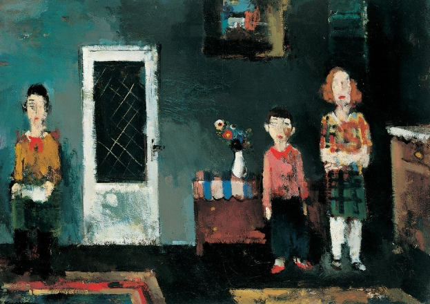 Malerei von drei Kindern, die in einem Raum mit einem Blumentopf auf einem Tisch, einer Tür, einem Foto Rahmen an der Wand und einem Teppich auf dem Boden stehen.