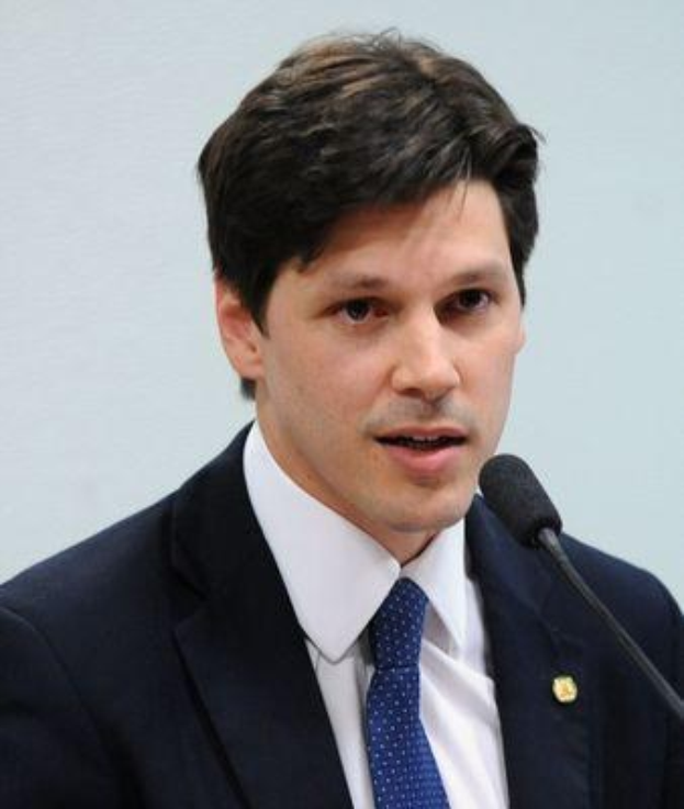 Ein Mann im Anzug spricht in ein Mikrofon an einem Podium, wahrscheinlich um ein Regierungsgesetz zur Verbots des Internets zu unterstützen.