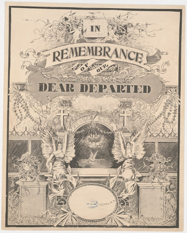 Ein altes Buch mit einer Illustration von zwei ernsten Engeln auf dem Cover, das auf einer weißen Oberfläche liegt und den Text 'In Erinnerung Unserer Lieben Verblichenen' gegen einen gedämpften grauen Hintergrund zeigt.