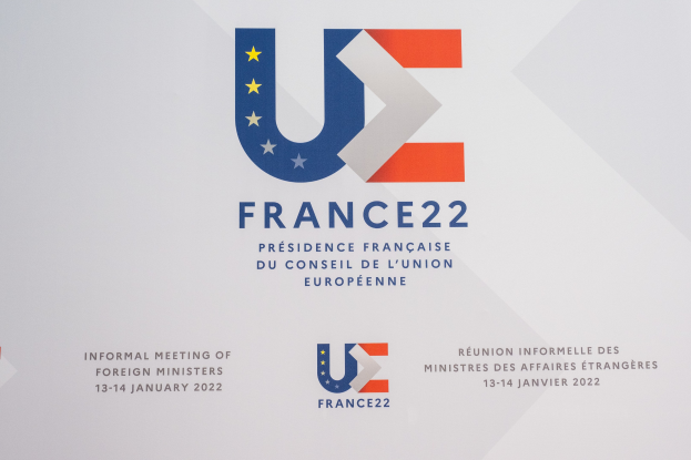 Plakat für die "Frankreich 22 - Informelle Tagung der Außenminister" mit dem EU-Logo, das einen blauen Kreis mit einem weißen Stern und einem Rand zeigt.
