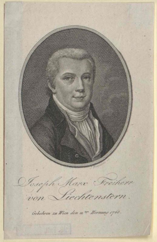 Portrait von Joseph Marx Freicher von Liechtenstein, einem deutschen Komponisten, in einem schwarzen Anzug und weißem Hemd mit ernstem Gesichtsausdruck, der ein Blatt Papier mit Text hält und direkt in die Kamera schaut.