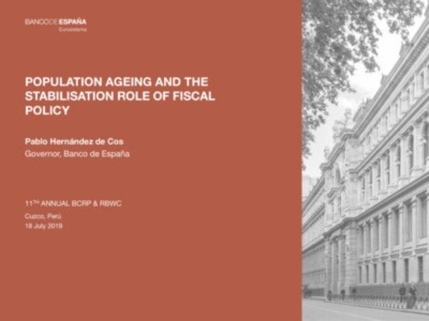 Schwarz-weißes Bild eines Gebäudes auf der rechten Seite mit Fußgängern auf der Straße davor und Text auf der linken Seite, der "Altersstrukturung und die Stabilisierungsrolle der Fiskalpolitik" lautet.