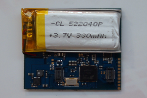 Nahaufnahme einer Mobiltelefonbatterie mit gedrucktem Text auf einer weißen Oberfläche auf einer Leiterplatte.